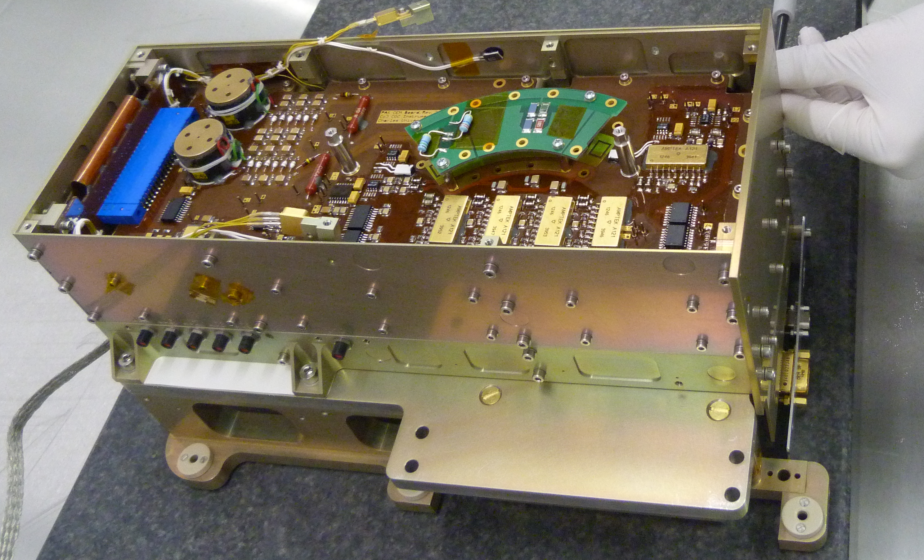 Deska vstupní elektroniky kvalifikačního modelu SWA-PAS během montáže bloku v IRAP.